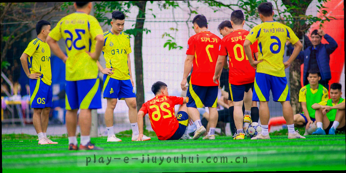 抽象足球场与数据叠加视觉，表现今日头条快讯的赛事播报中心